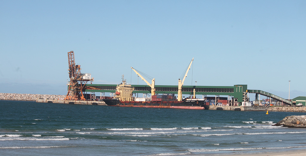 Port d'Ehoala à Fort-Dauphin Madagascar - Infrastructure portuaire moderne pour l'exportation minière